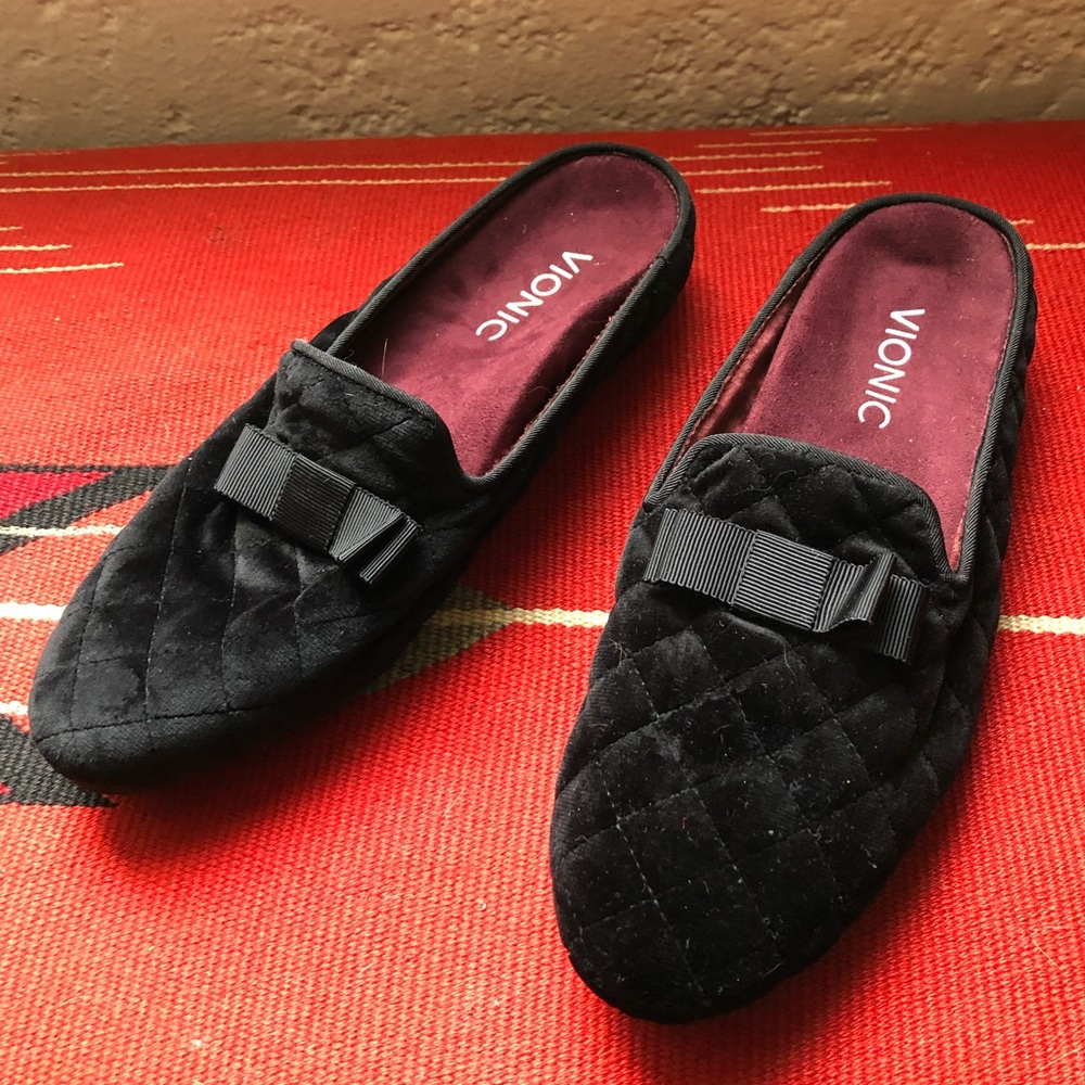 Vionic Slippers Size 6 Black Quilted Arch Support